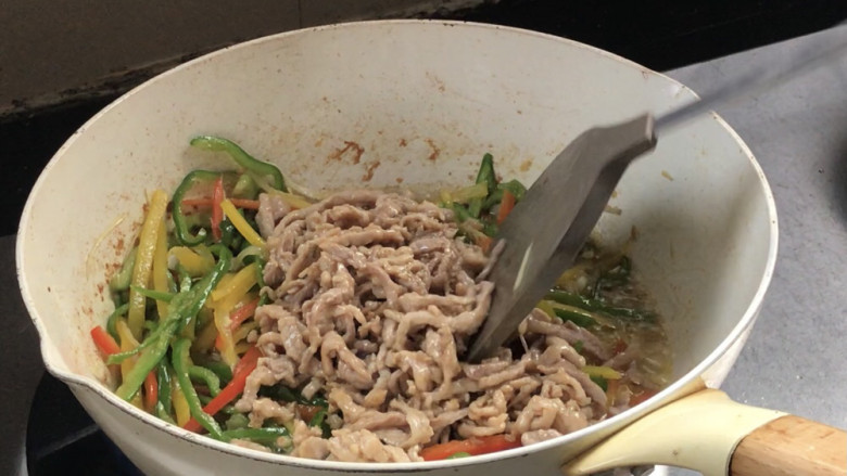 彩椒炒肉丝,加入肉丝,翻炒均匀至入味