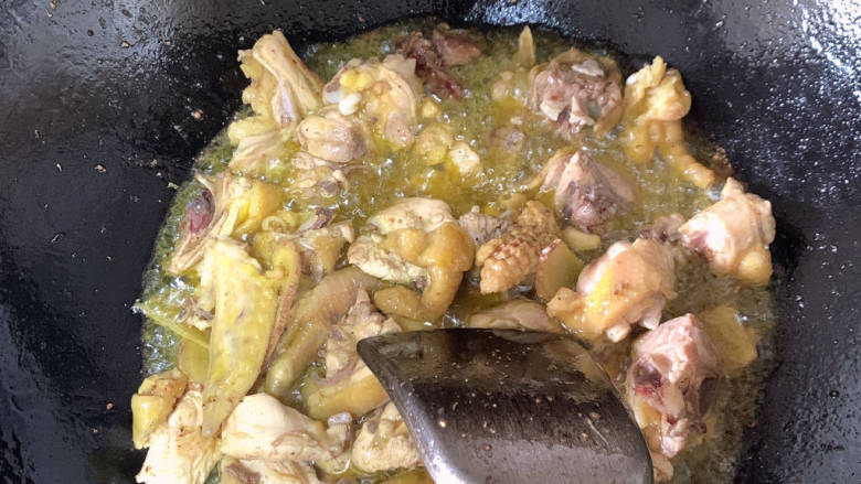 芋儿鸡家庭版,鸡肉生爆,炒干水分、表皮开始焦黄