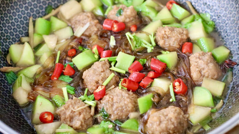 萝卜肉丸煲,加入小米辣,撒上香菜段即可关火。