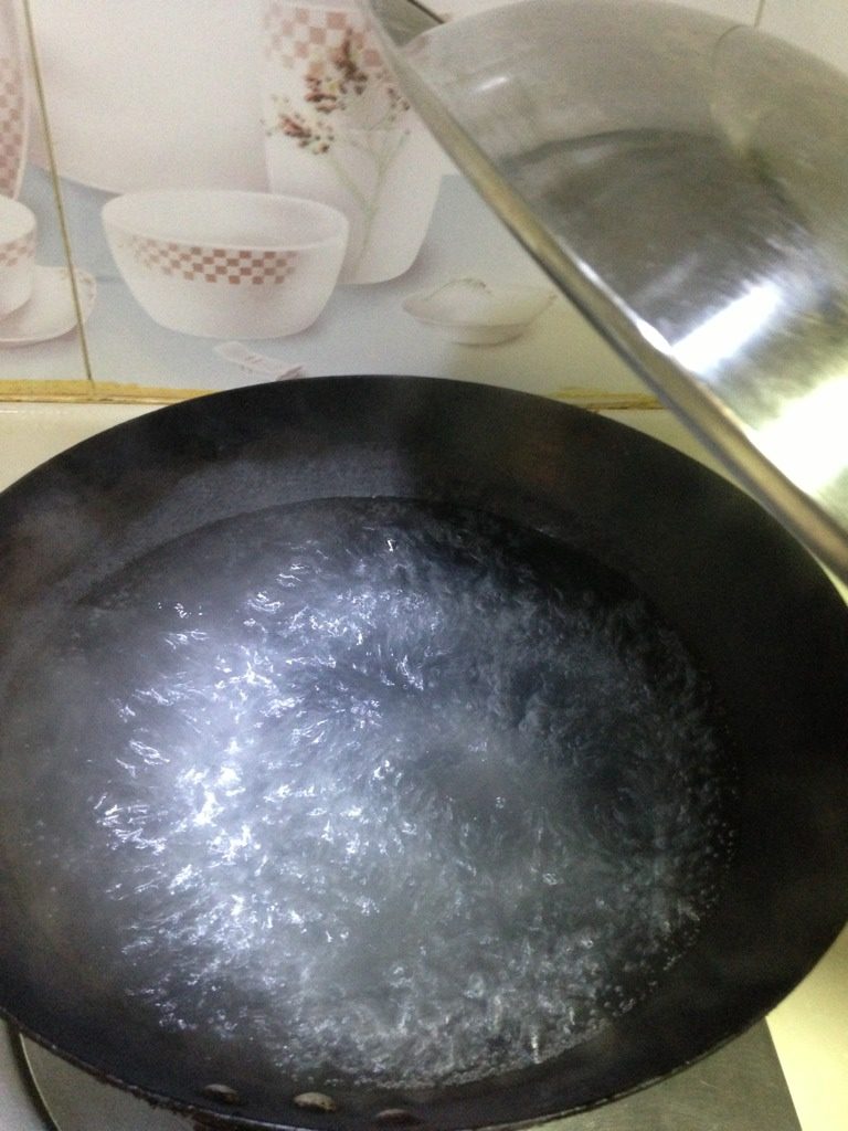 臣不二的芒果西米露〜,热锅 水烧开 稍微多放点水 一定要烧开 不然卡窝啊!