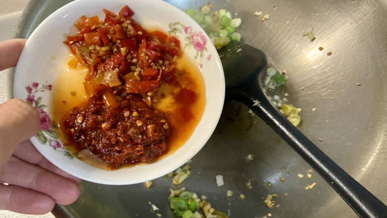 鱼香猪肝,加入剁椒酱郫县豆瓣酱,煸炒出红油