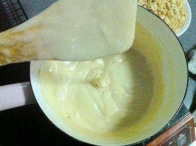 花生牛轧糖,熬到125度,糖浆滴落时会象厚重的缎带飘落