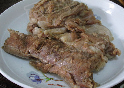 羊肉烩面,大火烧开,转文火,煮至2小时,捞出羊肉,切成片