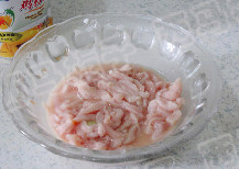 鱼香肉丝,里脊肉切成丝,加入水淀粉和鸡粉上浆