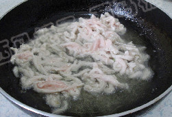 鱼香肉丝,锅中注入油,烧热下入肉丝煸炒至变色。捞出