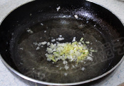 鱼香肉丝,锅中留底油,下入葱姜蒜炒出香味