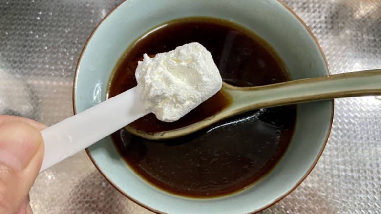糖醋鸡蛋,加入两茶匙生粉,拌匀即可