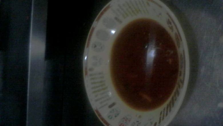 红汤江团,菜籽油老油加猪油下锅，高温放入豆瓣和泡椒20g50g，放少量野山椒粒，倒入姜蒜米和泡姜，然后必须炒出香味!再更据自己吃辣的程度，放小米辣!加水3勺，厨用的标准勺子。放味鸡精味精个3勺，白糖1勺，是这个比例，味道自己边试变边调，之后倒入鱼，小火煮，多煮一下，保证不把鱼煮坏之前下美人椒，香油花椒油适量，加少许醋，起锅!