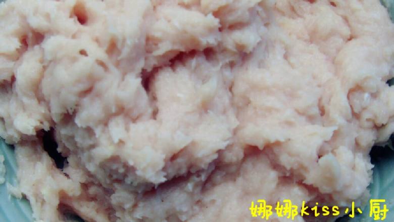 椒盐鸡丸,不停顺时针搅拌上浆