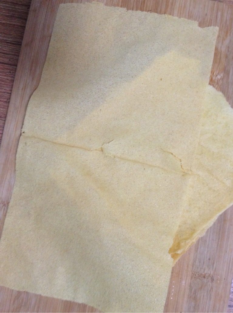 煎饼卷,<a style='color:red;display:inline-block;' href='/shicai/ 561'>煎饼</a>热锅上蒸40秒，撕成小方形。