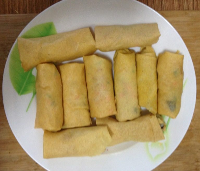 煎饼卷,把拌好的米饭抓一把放在煎饼上，卷起成卷。