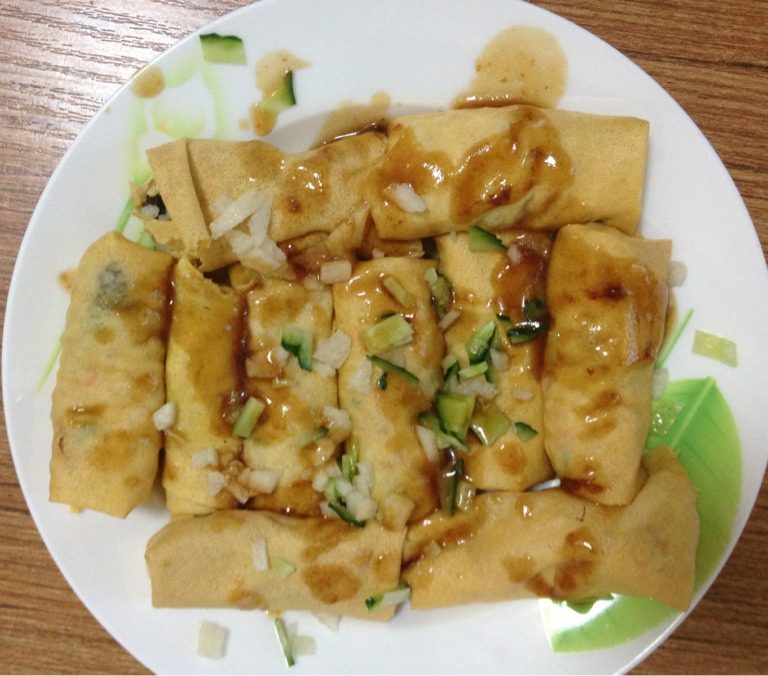煎饼卷,切些<a style='color:red;display:inline-block;' href='/shicai/ 594'>梨</a>碎黄瓜碎红椒碎撒在煎饼卷上。浇蚝油汁
