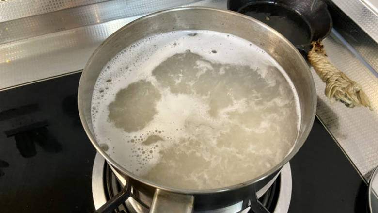 家常拌面➕家常葱油拌面,水再开加入适量手擀面,用筷子搅散,小火炖煮三分钟