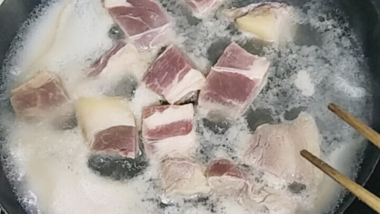 牛肉炖芋头,牛腩最好焯水,捞出沥干水分。