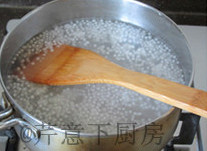 椰浆双薯西米露,锅中坐水煮至沸腾后转小火,下入西米