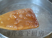 椰浆双薯西米露,边煮边搅拌,大约10到15分钟,煮至半透明