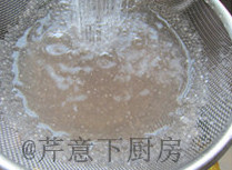 椰浆双薯西米露,过滤出西米,用凉水冲洗干净