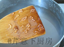 椰浆双薯西米露,再次烧开一锅清水,下入过凉后的西米,小火再煮5到10分钟,煮至完全透明,基本没有白点