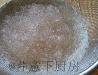 椰浆双薯西米露,再次过凉水冲洗干净,得到晶莹剔透的熟西米;沥干水分备用