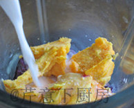 椰浆双薯西米露,其余紫薯和红薯放进料理机的搅拌缸,加入<a style='color:red;display:inline-block;' href='/shicai/ 635'>椰浆</a>,打至浓稠顺滑