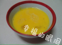 玉子烧,<a style='color:red;display:inline-block;' href='/shicai/ 9'>鸡蛋</a>两个打散,打成蛋液