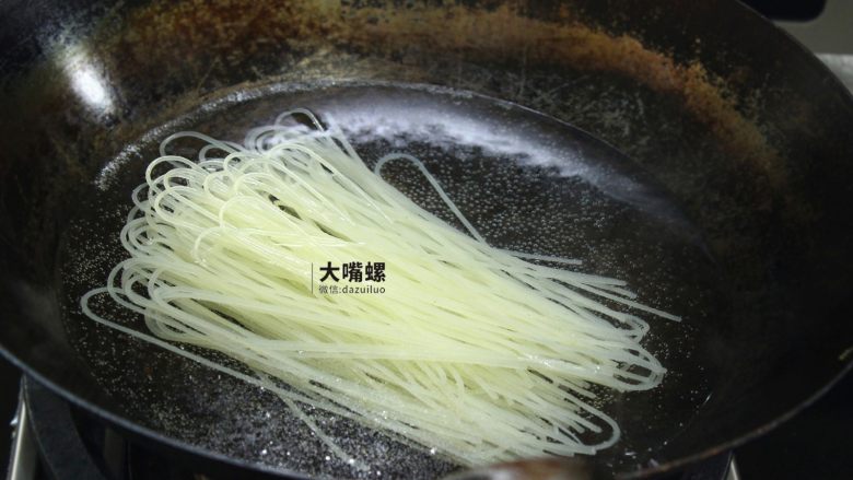 正宗柳州螺蛳粉丨大嘴螺,烧适量水,将泡过的干米粉待水开后放入锅中煮