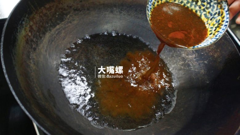 正宗柳州螺蛳粉丨大嘴螺,烧少许水,放入卤水包和酸醋包共同煮制,煮开即可,这家伙集成了所有精华,不要问我为什么不自己按法子来熬螺蛳卤水,自己做还真难有这味(不喜欢吃酸