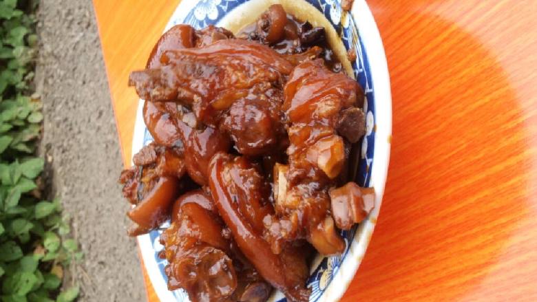 红烧猪蹄,盛出装盘，洒上香<a style='color:red;display:inline-block;' href='/shicai/ 3250'>葱</a>