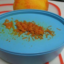 橙香烟熏鸡腿,将橙子洗干净,用工具擦出橙皮屑备用。
