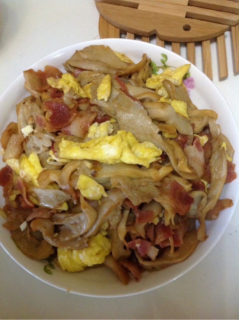 培根蛋炒蘑菇,最后放入盐，<a style='color:red;display:inline-block;' href='/shicai/ 756'>鸡精</a>，蒜末，出锅