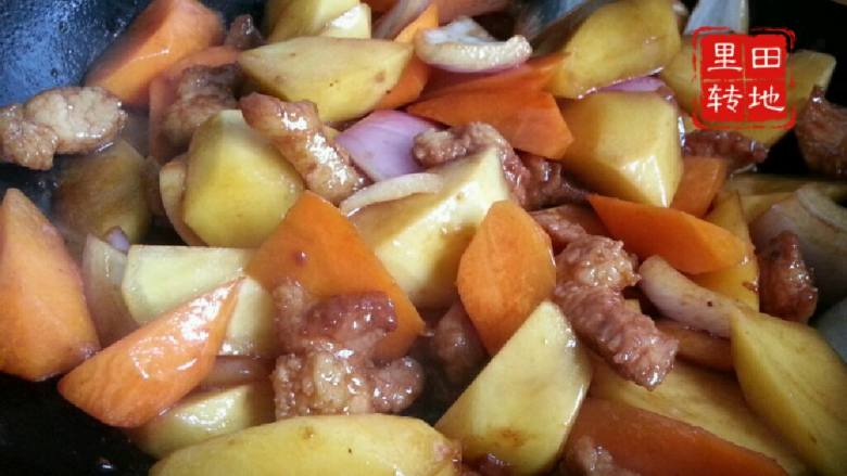 美味咖喱猪肉饭,翻炒猪肉块，土豆洋葱胡萝卜一股脑的入锅，接着炒一会了，加水炖至肉菜烂乎点，最后<a style='color:red;display:inline-block;' href='/shicai/ 10666'>咖喱粉</a>出场，加盐入味即可出锅。