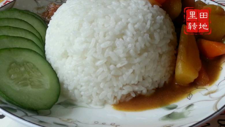 美味咖喱猪肉饭,蒸好的大米饭，小碗盛了倒扣盘中浇上这菜就成了。