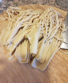牛腩干丝面,<a style='color:red;display:inline-block;' href='/shicai/ 11168'>豆腐丝</a>改刀，萝卜去皮切块