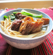 牛腩干丝面,把面条和菜心盛入碗中，浇上牛腩