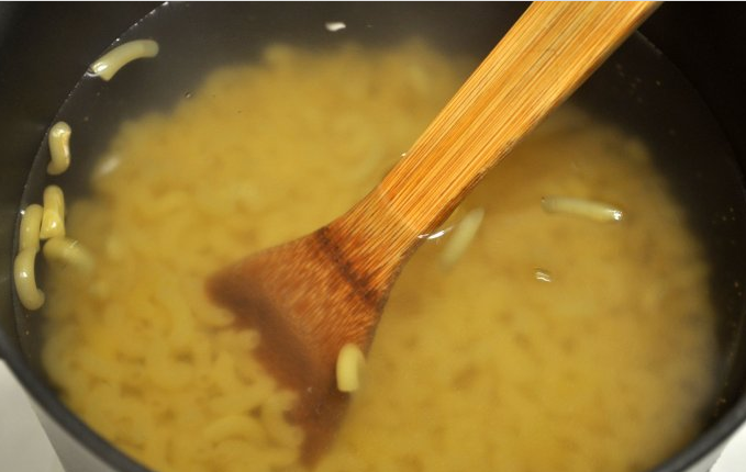 奶酪烤通心粉,把一壶盐水烧开，加上意大利面。煮熟后捞出沥干。