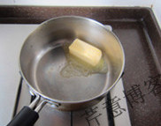 希腊风味焗烤面,无盐<a style='color:red;display:inline-block;' href='/shicai/ 887'>黄油</a>入锅,小火融化