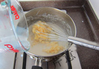 希腊风味焗烤面,分三次加入<a style='color:red;display:inline-block;' href='/shicai/ 13441'>热牛奶</a>,每次都要搅拌至均匀顺滑再加下一次