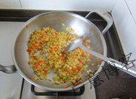 希腊风味焗烤面,依次加入<a style='color:red;display:inline-block;' href='/shicai/ 29'>洋葱</a>、芹菜、胡萝卜,煸炒出香味儿