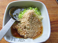 大酱煎豆腐,将大酱、蒜末、葱末、<a style='color:red;display:inline-block;' href='/shicai/ 718'>料酒</a>、糖稀、芝麻碎和香油一起放进小碗;