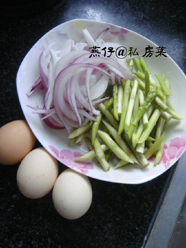 芦笋洋葱炒鸡蛋,如图将芦笋和<a style='color:red;display:inline-block;' href='/shicai/ 29'>洋葱</a>，洗净切好，备用。