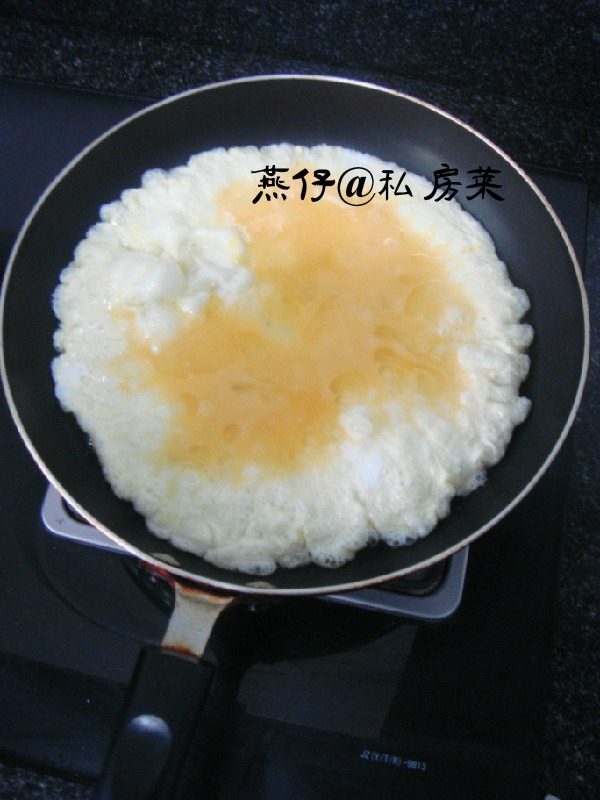 芦笋洋葱炒鸡蛋,如图将<a style='color:red;display:inline-block;' href='/shicai/ 9'>鸡蛋</a>打散，加入一点点盐，继续打散，热锅，倒油，倒入<a style='color:red;display:inline-block;' href='/shicai/ 9'>鸡蛋</a>液。