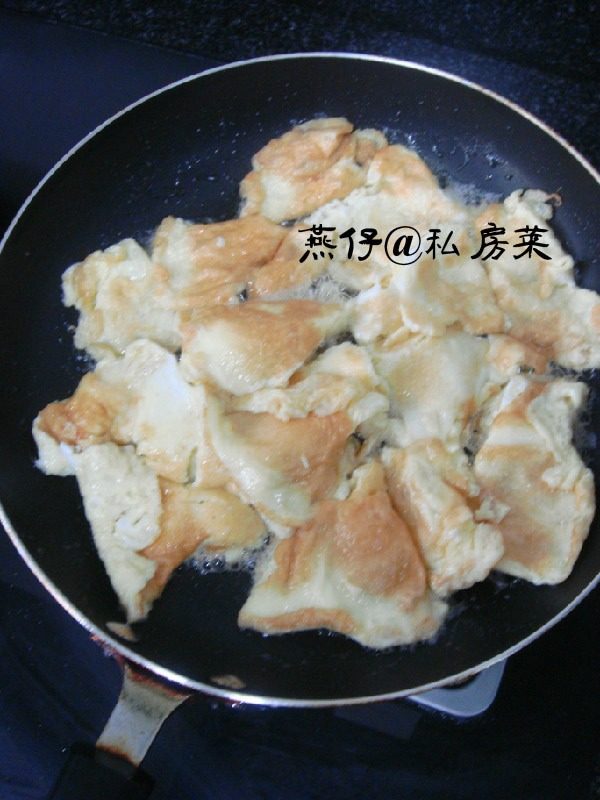 芦笋洋葱炒鸡蛋,如图翻炒一下，炒散后装盘。
