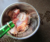 照烧鸡腿,加入米酒（或料酒），抓匀