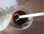 照烧鸡腿,<a style='color:red;display:inline-block;' href='/shicai/ 721'>蚝油</a>、<a style='color:red;display:inline-block;' href='/shicai/ 135354'>味极鲜酱油</a>、<a style='color:red;display:inline-block;' href='/shicai/ 788'>生抽</a>、<a style='color:red;display:inline-block;' href='/shicai/ 866'>冰糖</a>（捣碎）一起放进小碗，加入开水，调匀至<a style='color:red;display:inline-block;' href='/shicai/ 866'>冰糖</a>基本融化，成调味汁备用