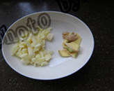 照烧鸡腿,生姜切片，<a style='color:red;display:inline-block;' href='/shicai/ 2794'>大蒜</a>拍松切成粗粒