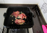 照烧鸡腿,肉皮朝下，放入鸡腿肉块儿，小火煎制出油
