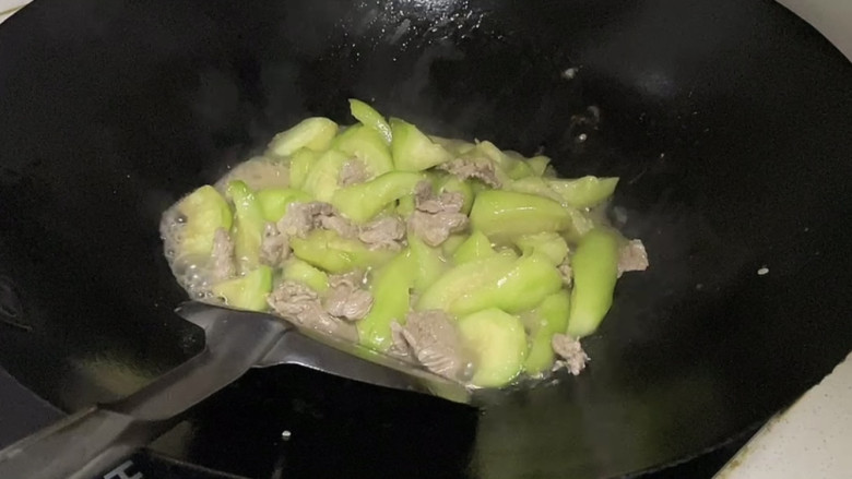 丝瓜肉片,炒至丝瓜九分熟