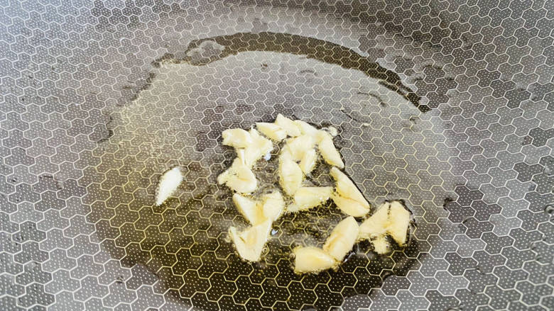 杂炒时蔬,起油锅放入蒜片炒香