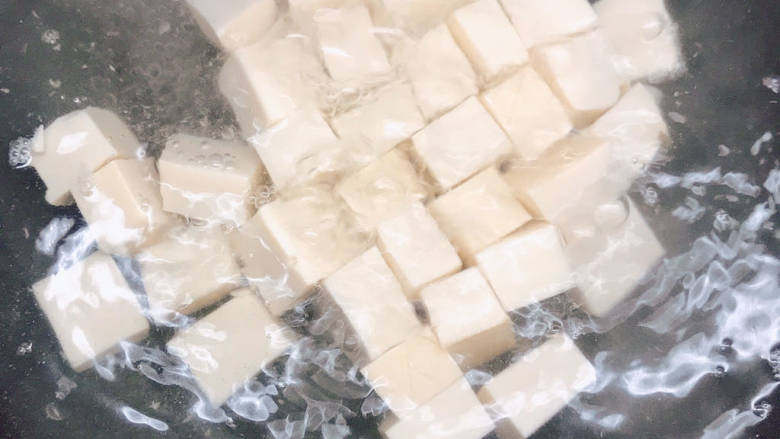 鸡蛋炖豆腐,放入锅中焯水,捞出备用