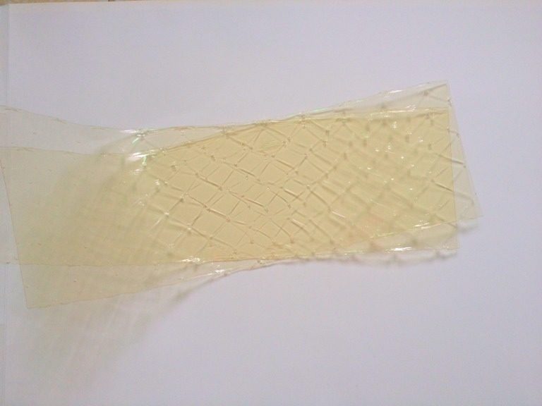 木瓜冻奶,<a style='color:red;display:inline-block;' href='/shicai/ 590'>木瓜</a>洗净，切下<a style='color:red;display:inline-block;' href='/shicai/ 590'>木瓜</a>盖子，掏籽后备用，吉利丁片放入凉水中泡软，2分钟即可（吉利丁片我特地拍下来给大家看看，外面很难买到，可以在网上买，价格在1元1张5克）。